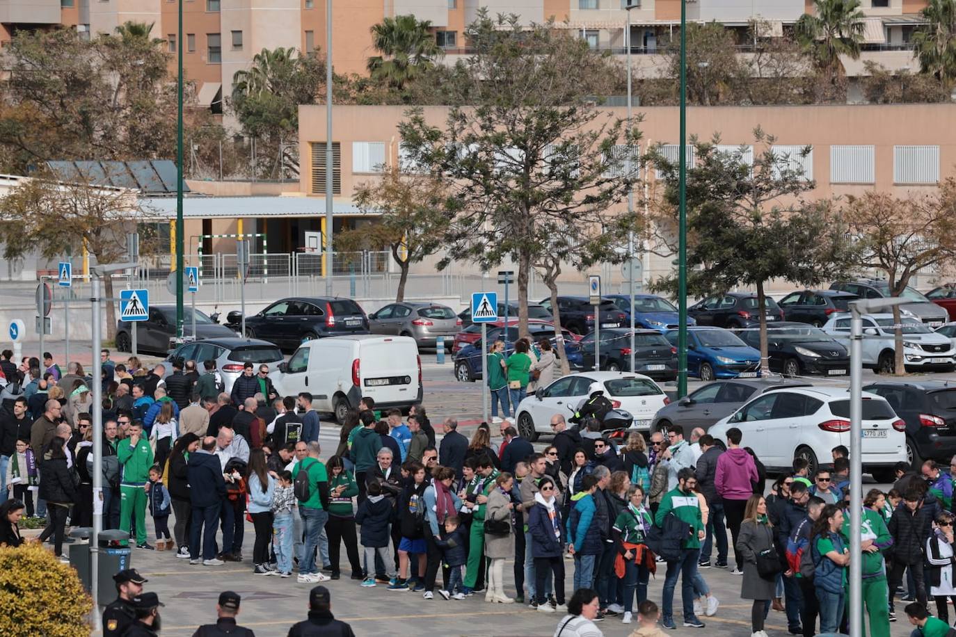 La previa del Unicaja-Girona estuvo marcada por la emoción: hubo fotos con la Copa, documental en el videomarcador e izado de la bandera con el nuevo título del club malagueño