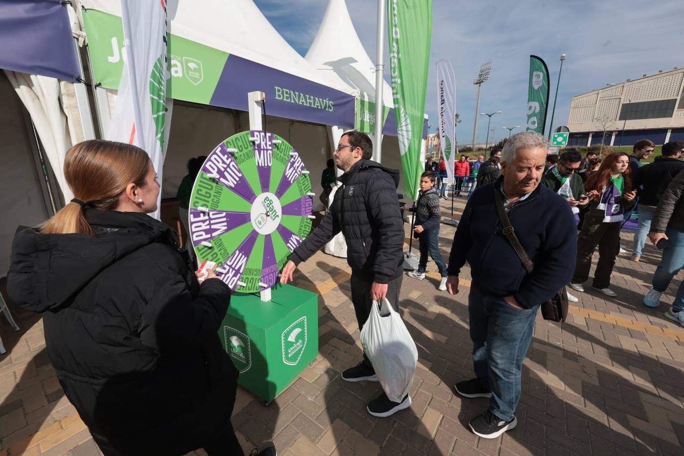 La previa del Unicaja-Girona estuvo marcada por la emoción: hubo fotos con la Copa, documental en el videomarcador e izado de la bandera con el nuevo título del club malagueño