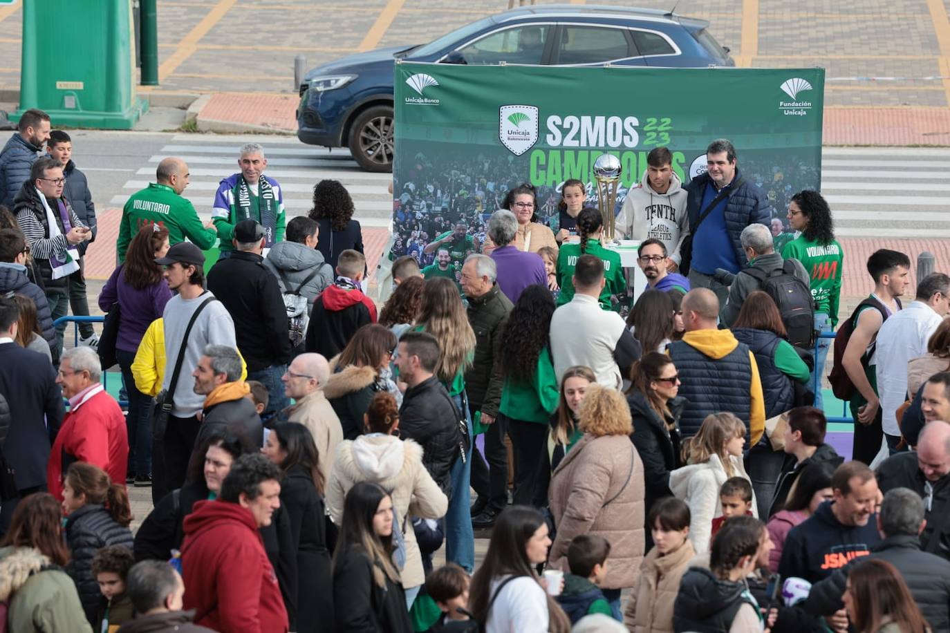 La previa del Unicaja-Girona estuvo marcada por la emoción: hubo fotos con la Copa, documental en el videomarcador e izado de la bandera con el nuevo título del club malagueño