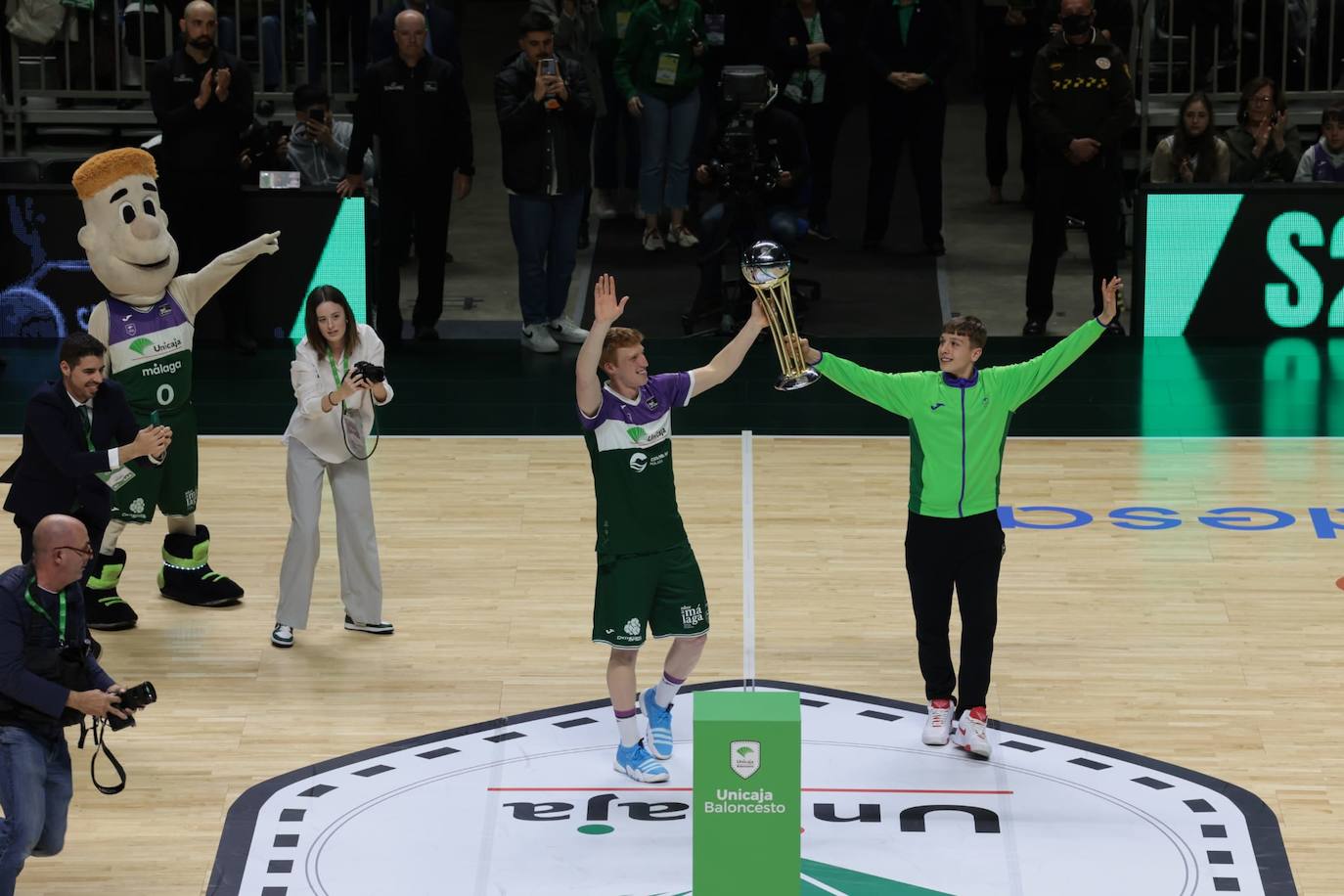 La previa del Unicaja-Girona estuvo marcada por la emoción: hubo fotos con la Copa, documental en el videomarcador e izado de la bandera con el nuevo título del club malagueño