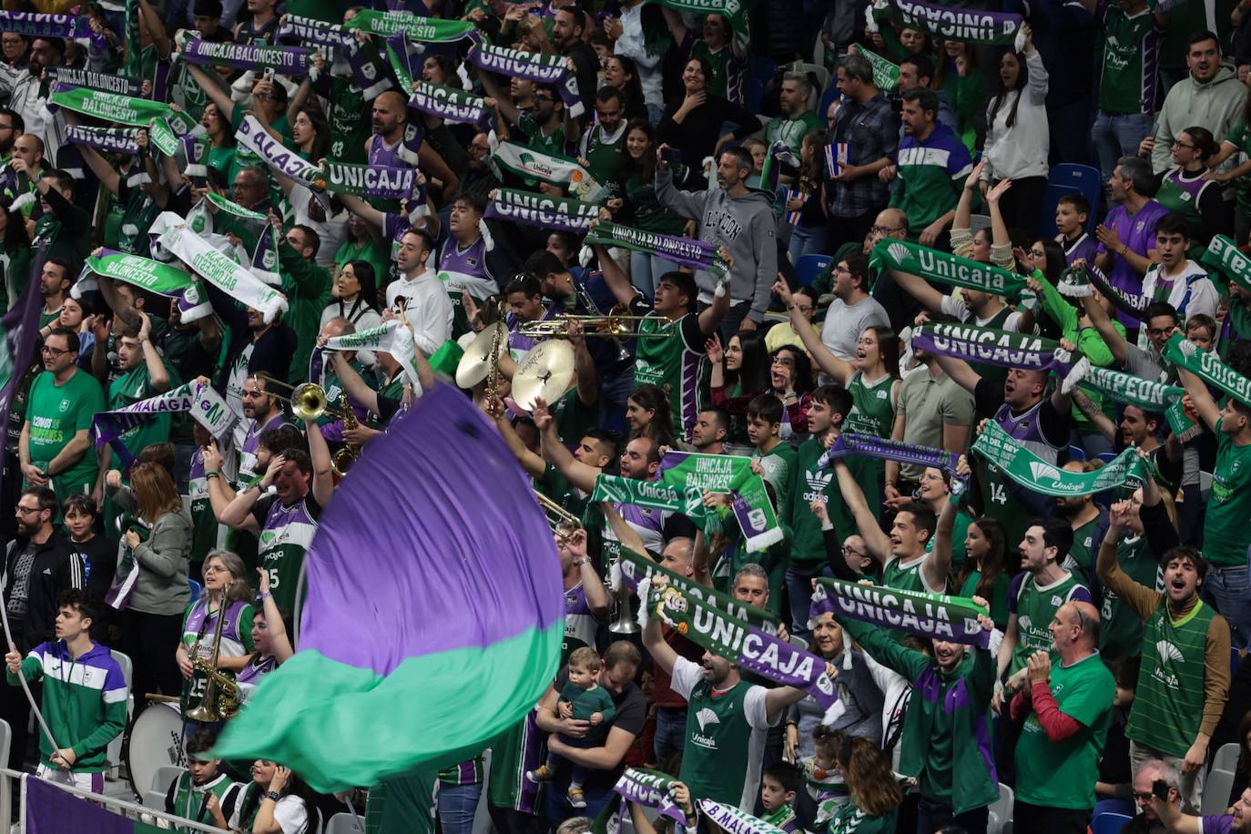 La previa del Unicaja-Girona estuvo marcada por la emoción: hubo fotos con la Copa, documental en el videomarcador e izado de la bandera con el nuevo título del club malagueño