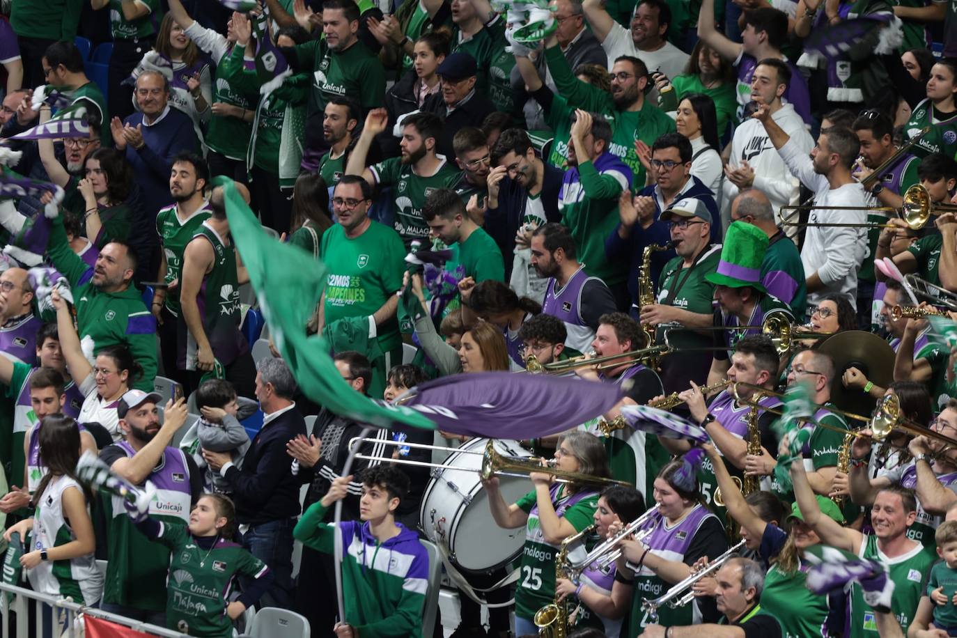 La previa del Unicaja-Girona estuvo marcada por la emoción: hubo fotos con la Copa, documental en el videomarcador e izado de la bandera con el nuevo título del club malagueño