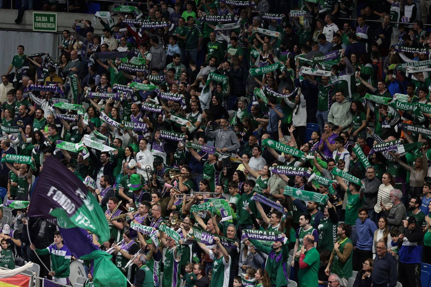 La previa del Unicaja-Girona estuvo marcada por la emoción: hubo fotos con la Copa, documental en el videomarcador e izado de la bandera con el nuevo título del club malagueño