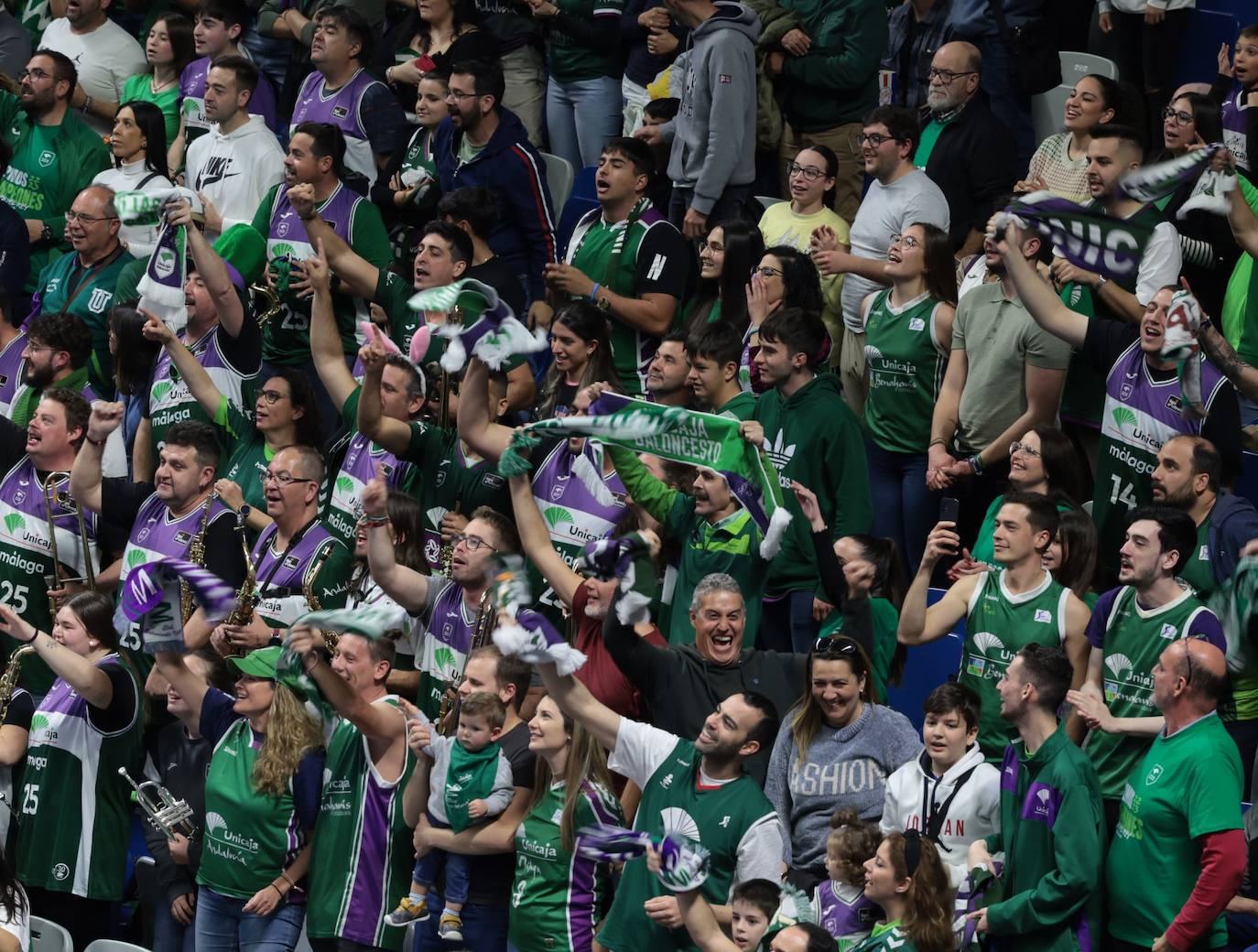La previa del Unicaja-Girona estuvo marcada por la emoción: hubo fotos con la Copa, documental en el videomarcador e izado de la bandera con el nuevo título del club malagueño