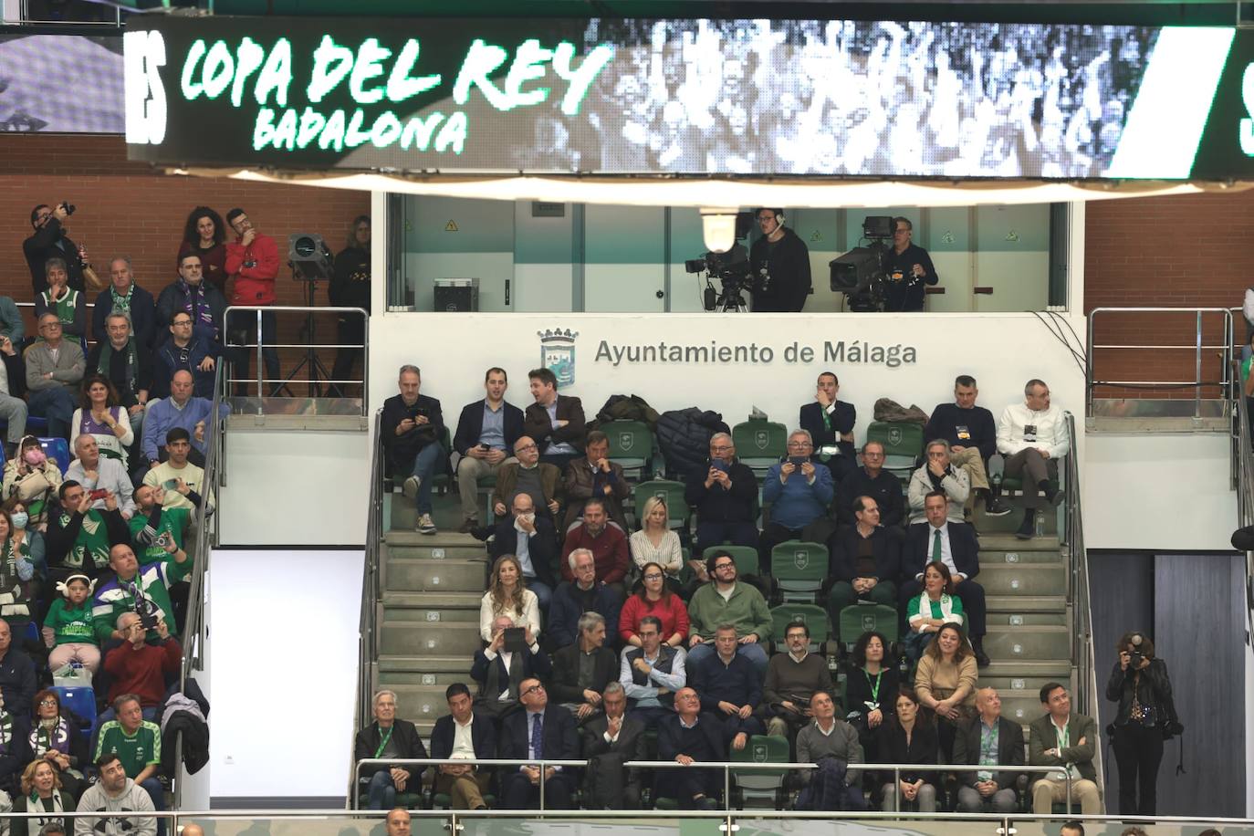 La previa del Unicaja-Girona estuvo marcada por la emoción: hubo fotos con la Copa, documental en el videomarcador e izado de la bandera con el nuevo título del club malagueño