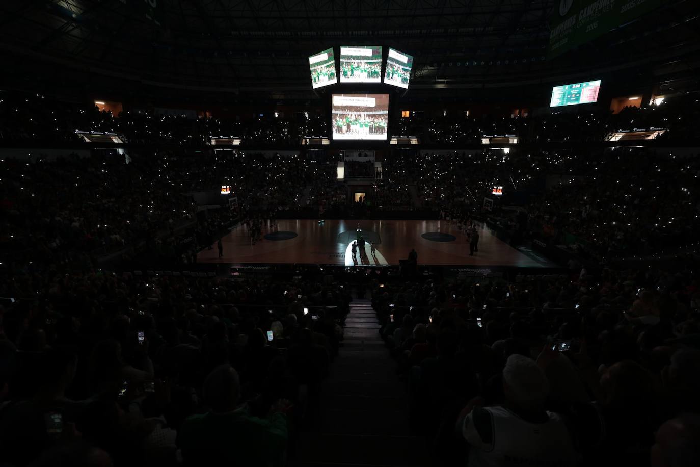 La previa del Unicaja-Girona estuvo marcada por la emoción: hubo fotos con la Copa, documental en el videomarcador e izado de la bandera con el nuevo título del club malagueño