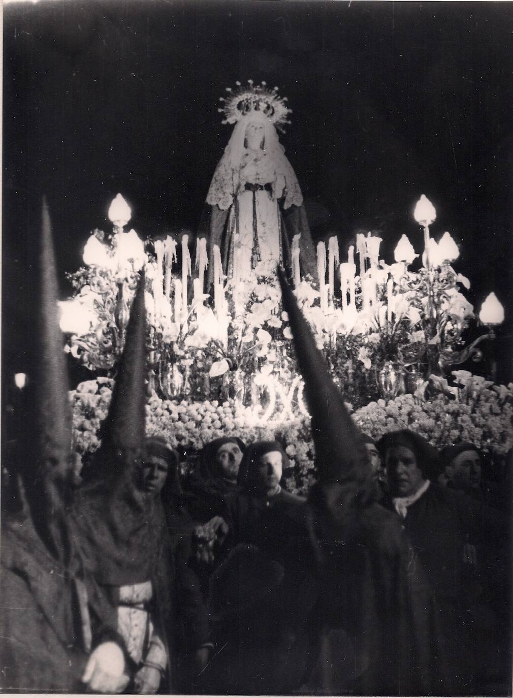 La Virgen de la Concepción hizo su primera aparición procesional, tras la contienda civil, en 1942. Hasta 1945 fue entronizada en unas andas adornadas con profusión de flores, pequeños arbotantes con luz eléctrica y sin palio.