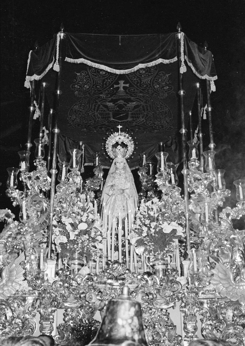 La Virgen del Gran Perdón, obra de Andrés Cabello Requena (1957), profesor de la Escuela Franco, realizó su primera salida procesional en 1958. Lo hizo en un trono, también debido a Cabello Requena, cuyo barroquismo traspasó los límites establecidos hasta entonces. Llamaban especialmente la atención los enormes arbotantes de las esquinas que se metían hasta el interior del trono, con palio ochavado. Esta fotografía corresponde a su segunda salida.