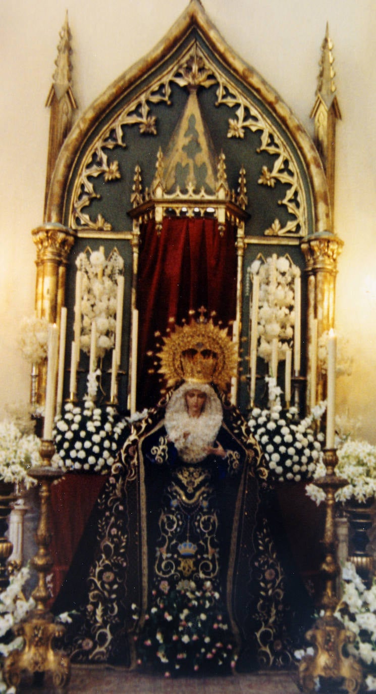 La Virgen de la Salud hizo su segunda salida procesional, en 1986, nuevamente desde la Facultad de Filosofía y letras, si bien el encierro se produjo en la parroquia de San Pablo, donde quedó radicada la hermandad. Una vez en el templo trinitario, la Dolorosa ocupó la ubicación actual, en la nave del Evangelio, pero en una capilla provisional decorada por el cofrade Manuel García, quien realizó un arco ojival en escayola y colocó el escudo corporativo. El primer besamanos en San Pablo se celebró el 1 de junio de 1986. La Virgen lució para la ocasión sus atavíos procesionales, con la saya azul con apliques que le confeccionara Jesús Ruiz Cebreros, el manto de entonces y su corona sobredorada de los Talleres de Villarreal.