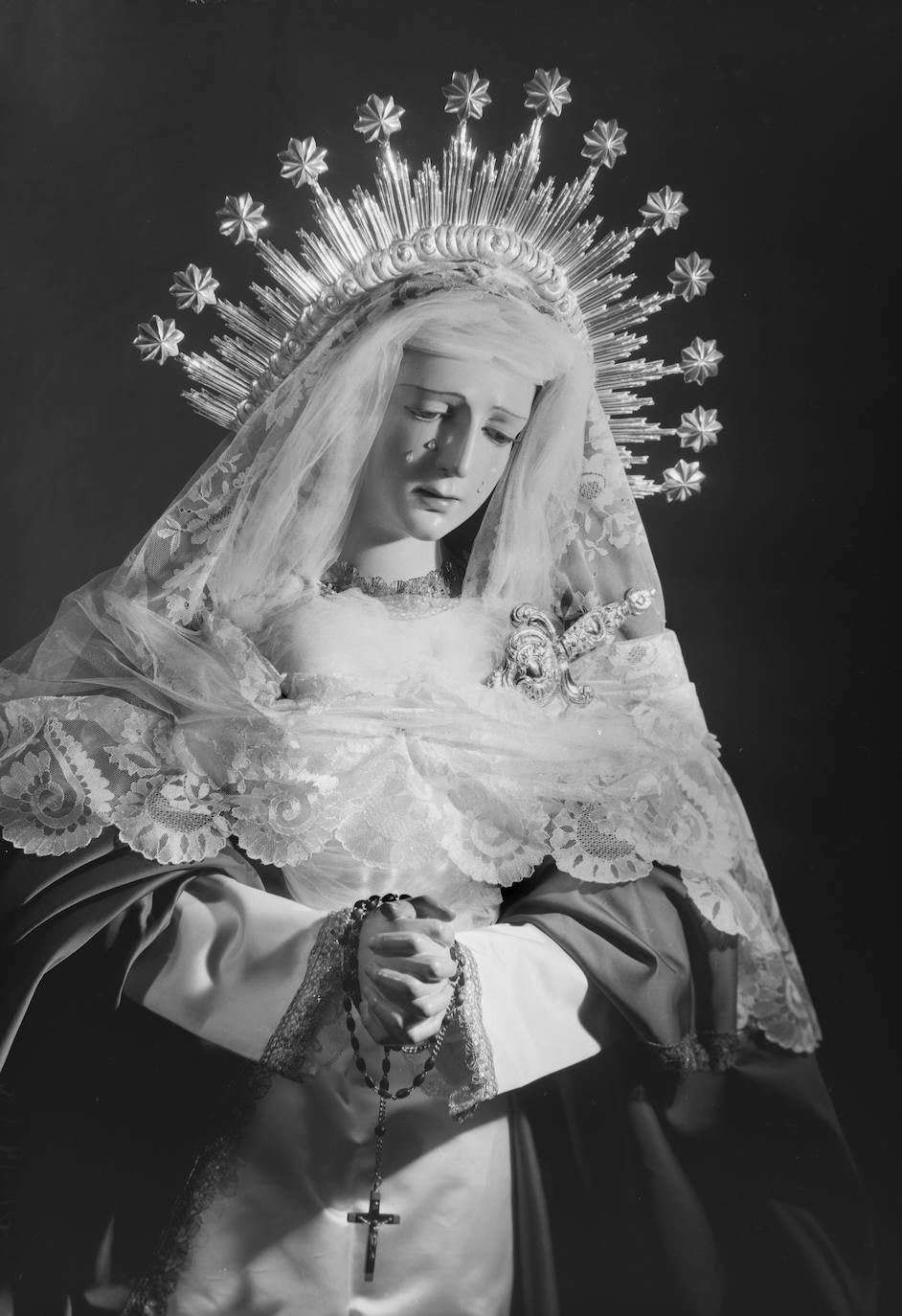 La Virgen del Amor Doloroso es una interesante escultura, atribuida a Antonio Asensio de la Cerda, ejecutada entre el periodo que abarca los años 1760 y 1795. Tras ser repintada por Mario Palma Burgos y Antonio Leiva Jiménez (años 70 del siglo XX), Luis Ortega Bru actuó en 1977 en la fisonomía de la mascarilla y anatomizó el cuello, entre otras intervenciones. También aplicó matices polícromos del gusto del artista sanroqueño y acuñó un nuevo juego de manos. Antes de las reformas efectuadas en la efigie, se trataba de una Dolorosa intimista, de delicada y juveniles facciones, con la mirada baja, cejas y nariz rectas, boca entreabierta, mentón redondeado y manos unidas con los dedos entrelazados.