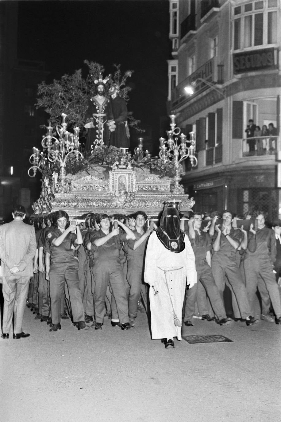 En 1965, la cofradía estrenó el actual trono, realizado por los talleres Villarreal, según diseño de Juan Casielles. Las imágenes, el Señor y Judas Iscariote, ya son las talladas por Antonio Castillo Lastrucci en 1961.