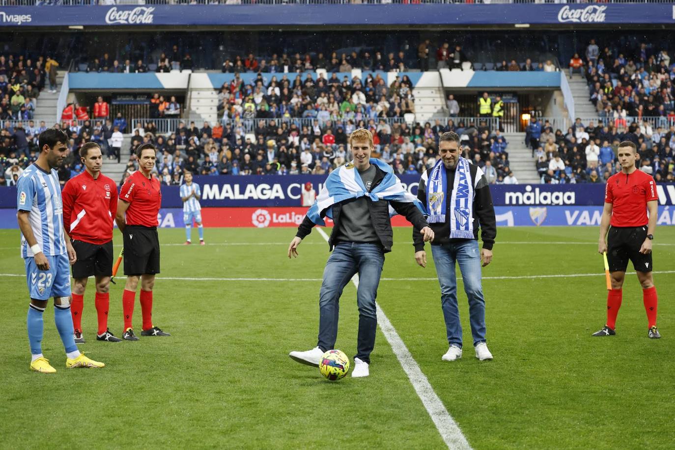 Alberto Díaz hizo el saque de honor junto a Ibon Navarro para festejar el título de Copa del Rey del Unicaja