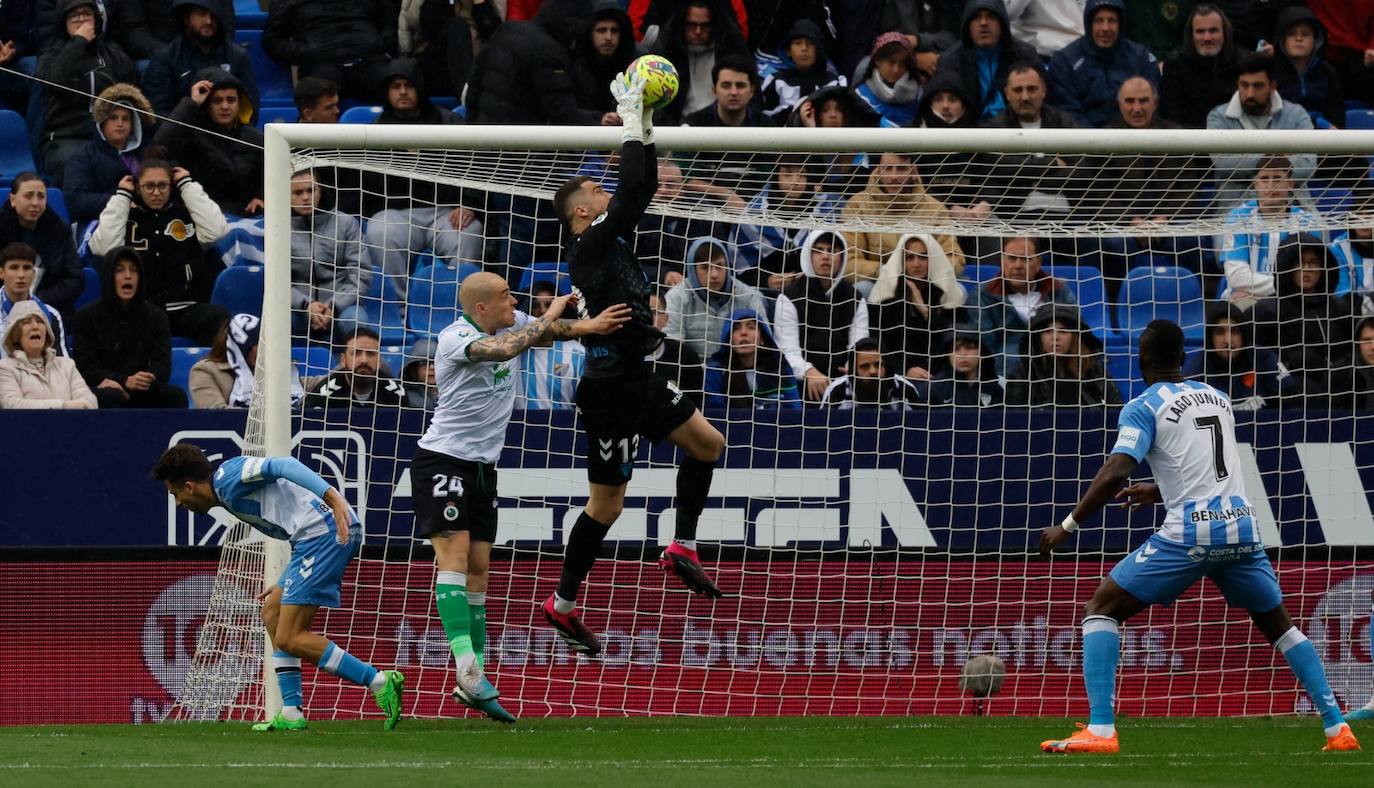 El Málaga perdió en casa ante el Racing (0-1) y la salvación queda ahora a diez puntos