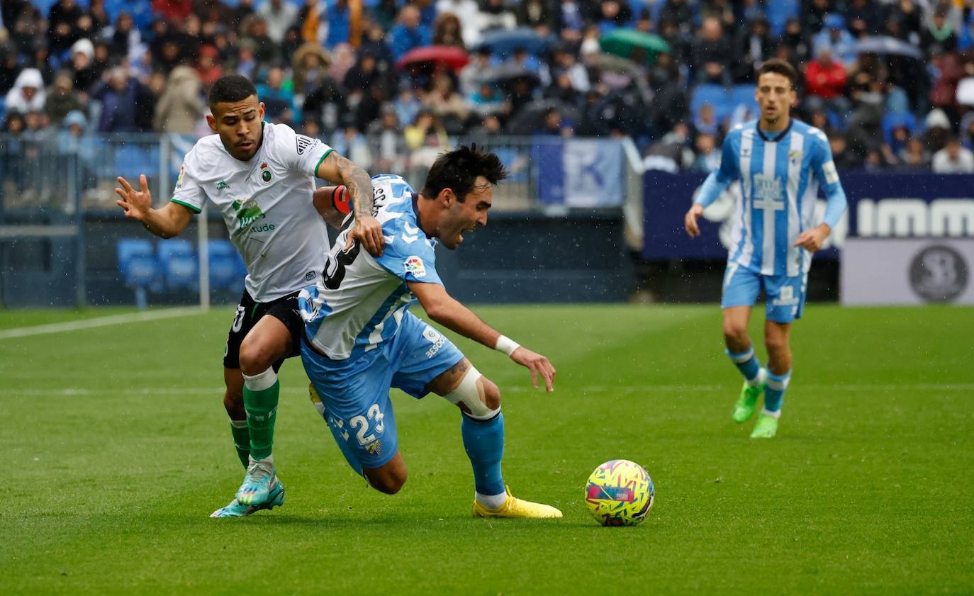 El Málaga perdió en casa ante el Racing (0-1) y la salvación queda ahora a diez puntos