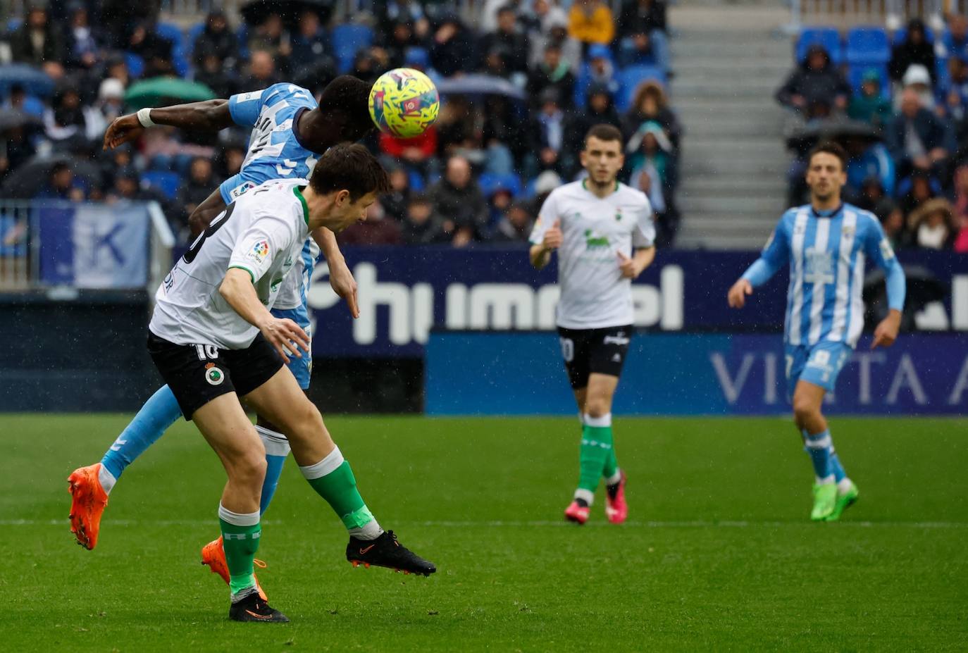 El Málaga perdió en casa ante el Racing (0-1) y la salvación queda ahora a diez puntos