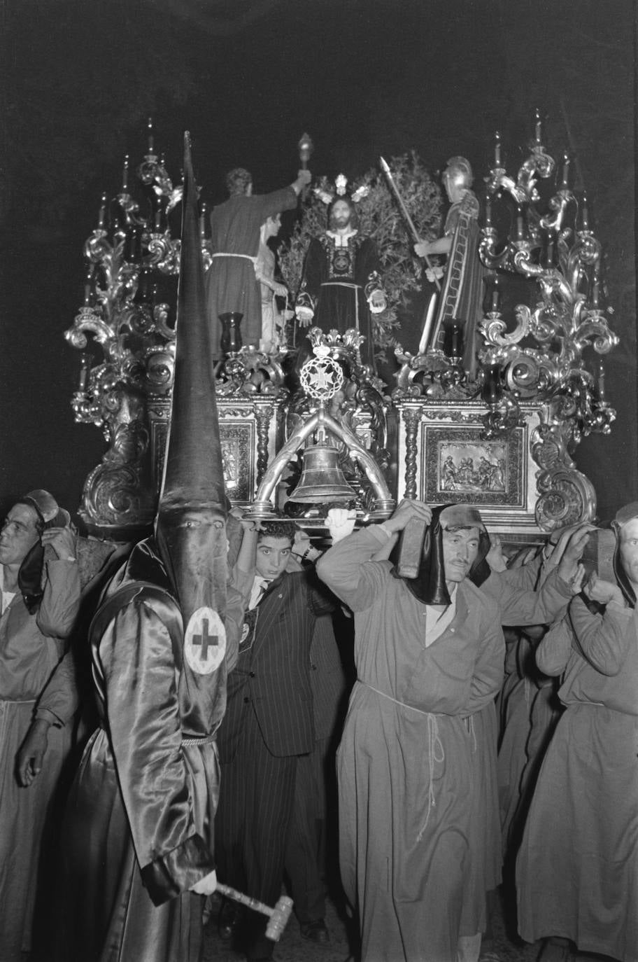 El grupo escultórico del Señor del Rescate procesionó en 1956 con las figuras de San Pedro, Judas, un romano con lanza, un sayón agarrando el cordaje que sirve para atar las manos de Jesús y otro sayón que porta una antorcha, el gran estreno de aquel Martes Santo. El conjunto se completó en 1958.