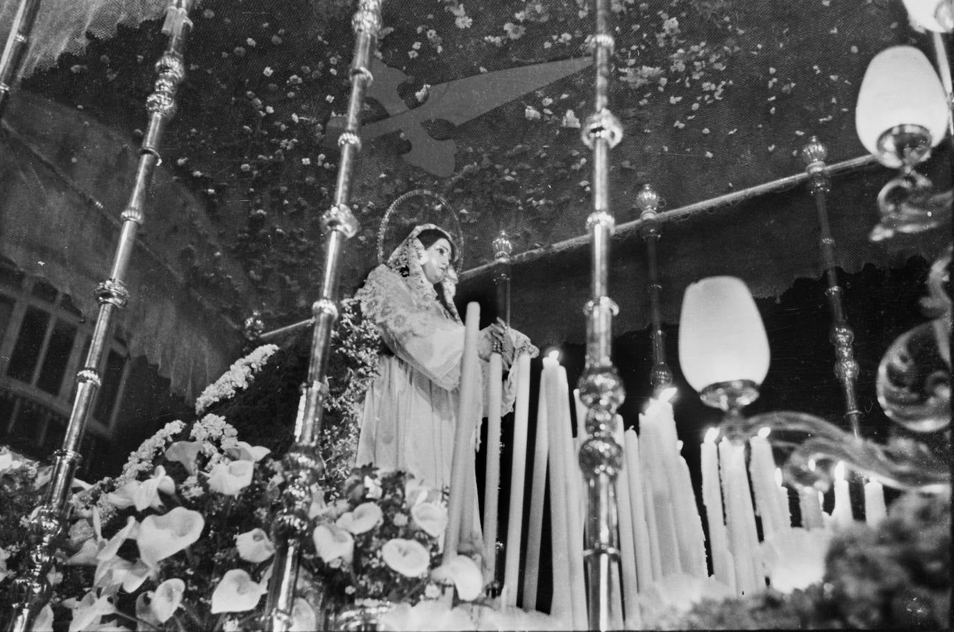 La Semana Santa de 1944 vino cargada de novedades, entre las que se encontraban un palio de malla con el escudo de Santiago en el techo, en referencia a la iglesia de San José, su primitiva sede canónica, y doce barras de palio plateadas con nudos. El trono, al igual que el año anterior, edición de su estreno procesional, fue confeccionado con profusión de flores, al igual que el manto de la Dolorosa. La Virgen lucía mantilla y halo.
