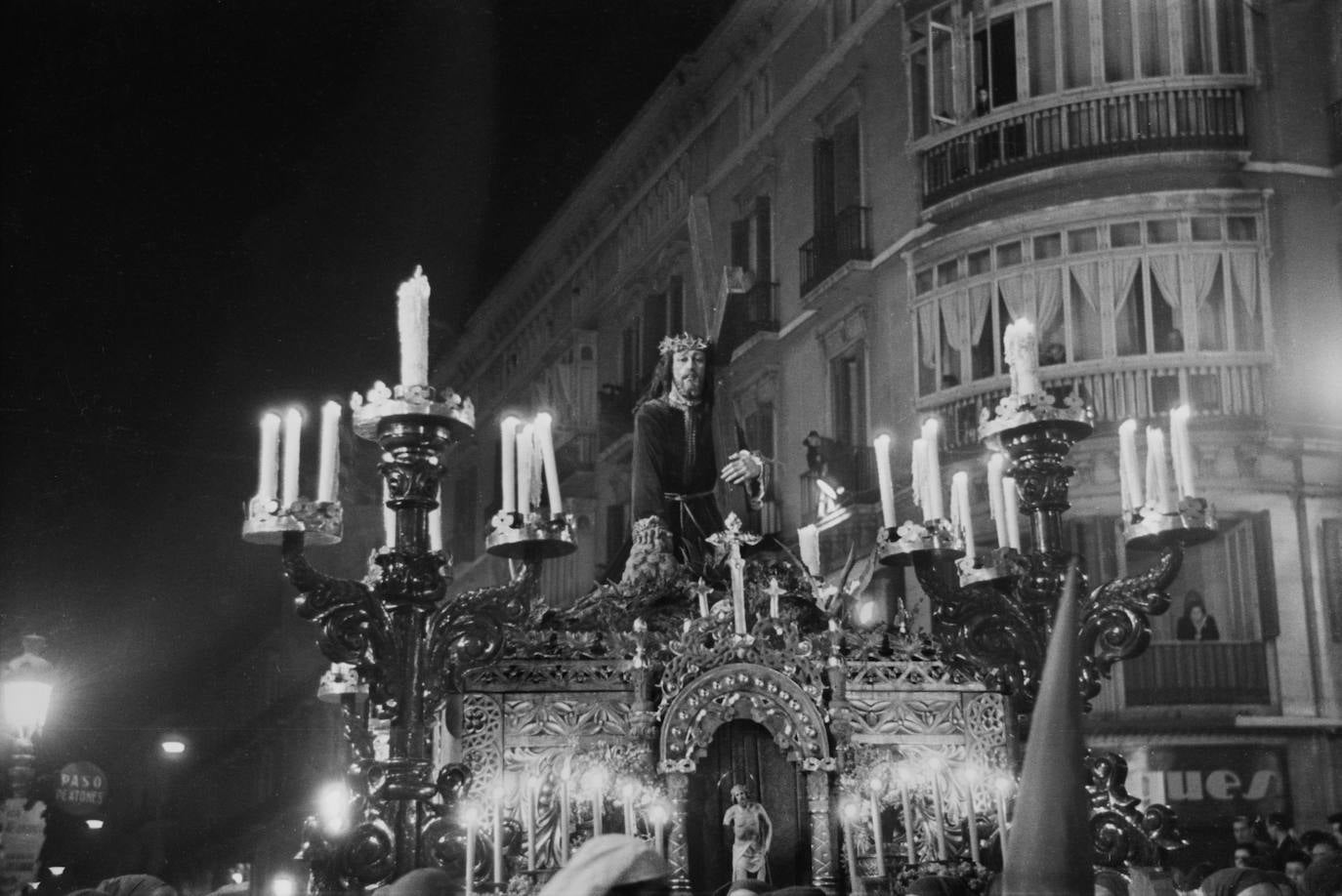 El extraño trono del Nazareno de los Pasos tallado por José Rueda en 1941 presentaba unos grandes candelabros en las esquinas, ejecutados en madera barnizada en color caoba, mientras que el resto del conjunto se encontraba resuelto en dorado. Aunque la capilla central era presidida en su origen por un Crucifijo, esta escultura fue sustituida en 1943 por la figura de San Lázaro, en referencia a la sede canónica de la corporación.