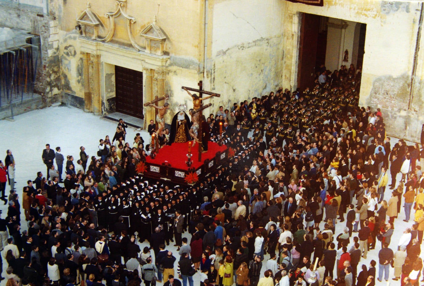 Con motivo del vía crucis jubilar del año 2000, organizado por la Agrupación de Cofradías, el Cristo del Perdón apareció por primera vez en su trono acompañado de las figuras de los dos ladrones crucificados, San Dimas y Gestas, obras igualmente de Suso de Marcos.