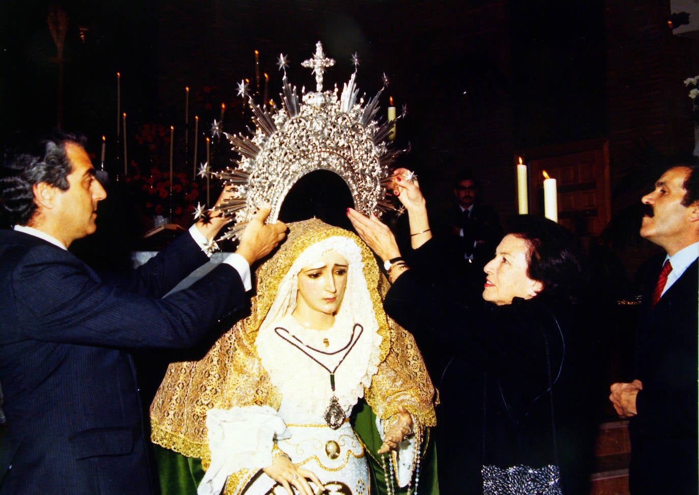 Los cofrades de Nueva Esperanza, ya establecidos en la parroquia de Santa Ana y San Joaquín, efectuaron ese año un acto de imposición de una ráfaga a la Dolorosa, a modo de coronación. La pieza de orfebrería fue donada por el exalcalde Luis Merino Bayona y la cofrade esperancista Lola Carrera, que habían sido padrinos de la bendición del Nazareno que talló Pérez Hidalgo en 1982.