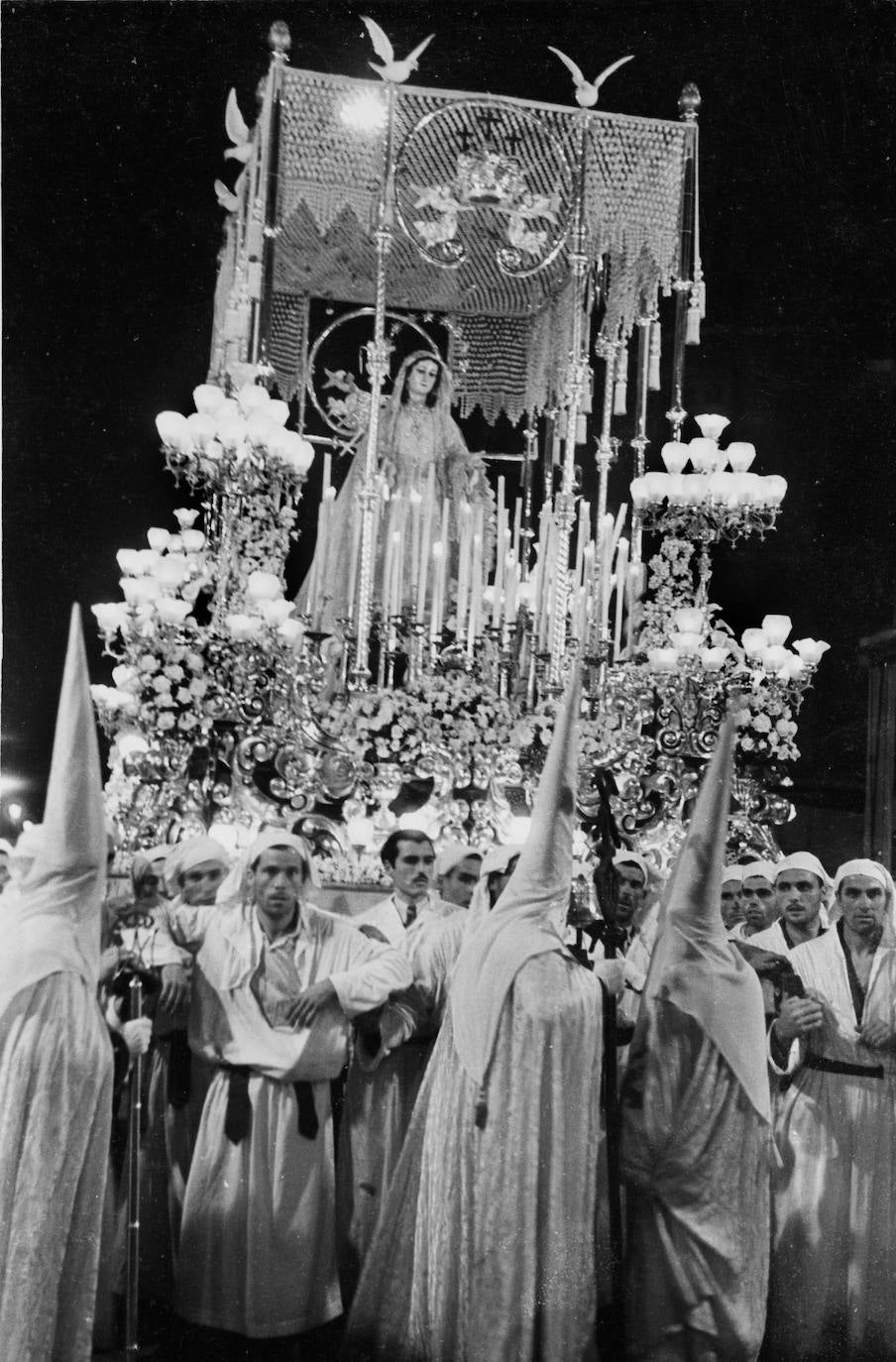 La Virgen del Rocío actual procesionó algunos años, durante la década de los 40 del siglo pasado, bajo un peculiar palio coronado, a modo de macollas, por pequeñas figuras que representaban palomas, en alusión a la paz obtenida tras la contienda civil y al Espíritu Santo. La bambalina frontal estaba presidida por una escenificación del Monte Calvario, con las tres cruces, sostenido de forma alegórica por una pareja de ángeles. Al igual que el trono que realizó José Rueda en 1931, este contenía 16 barras de palio, cinco para cada lateral, y dos para el frontal y otros tantos para la trasera.