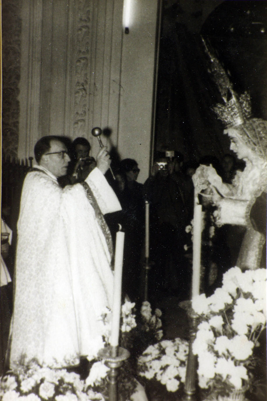 El sábado 14 de marzo de 1970, a las siete y cuarto de la tarde, la capilla de la cofradía, en la iglesia de los Mártires, acogió el acto de bendición de la imagen de María Santísima de la O, obra del escultor Francisco Buiza. La ceremonia la ofició el párroco del templo, Rafael Jiménez Cárdenas, que en esta imagen aparece en el instante de rociar con agua bendita la nueva Virgen.