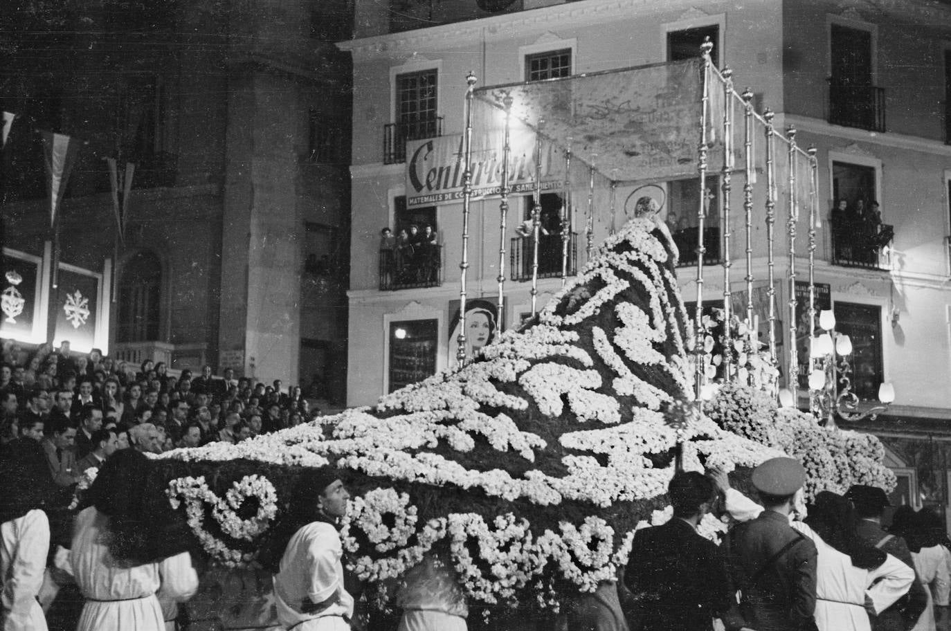 El Lunes Santo 3 de abril de 1944 sorprendió la Virgen de las Penas en la calle al exhibir un manto de flores confeccionado bajo la dirección del jardinero mayor del Parque, Alfonso Cruz. Este estreno fue portada de la edición de SUR. La pieza medía ocho metros de longitud y se componía de flores blancas sobre ciprés. La Dolorosa, a partir de ese año, viene luciendo un manto de estas características, si bien, en 1949 y 1950, sacó un manto de terciopelo verde con bordados que hoy posee la Virgen de la Amargura de Daimiel, en Ciudad Real.