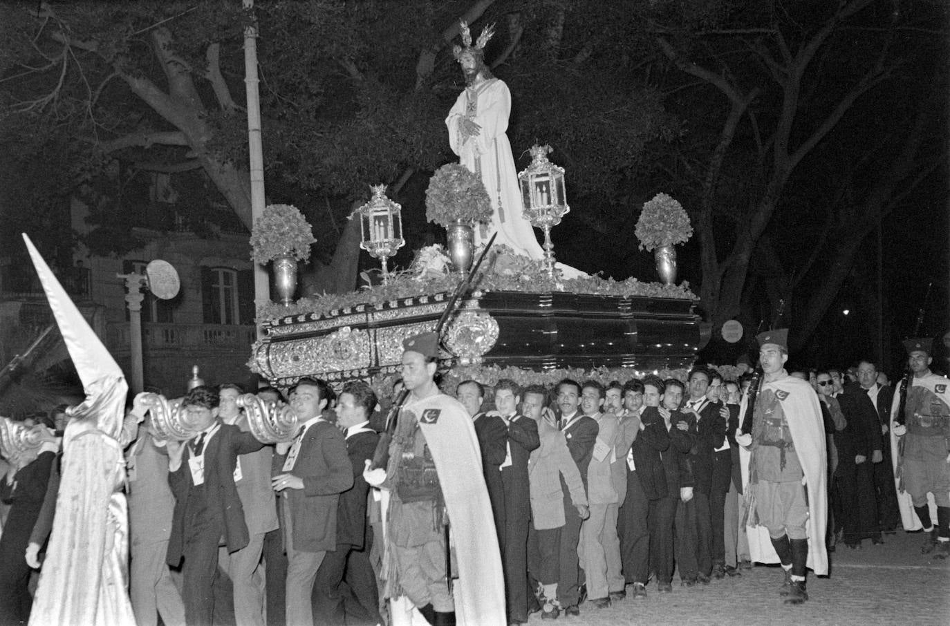 El Lunes Santo de 1953 se estrenó la primera fase del trono de Jesús Cautivo, de Manuel Seco Velasco, consistente en el frontal y dos faroles. Al conjunto se le unieron cuatro ánforas con flores para las esquinas. Los varales de las andas presentaban las antiguas cabezas de madera tallada.