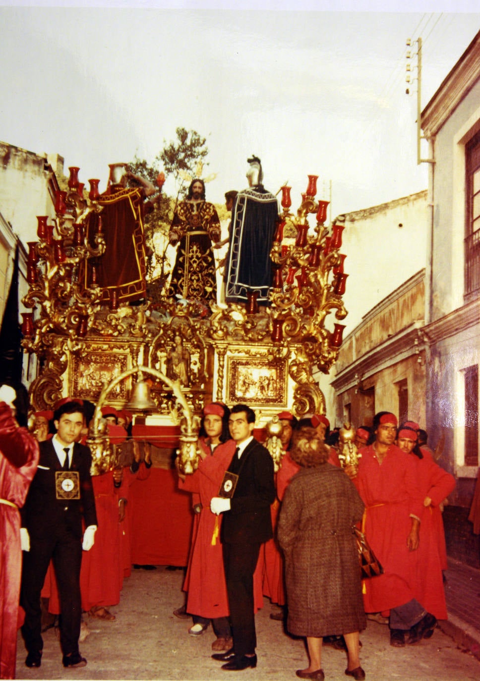 La distribución del grupo escultórico del Rescate no siempre ha sido la misma. En esta fotografía del Martes Santo de 1964 aparece el sayón con antorcha en el lado opuesto al lugar que ocupa en la actualidad.