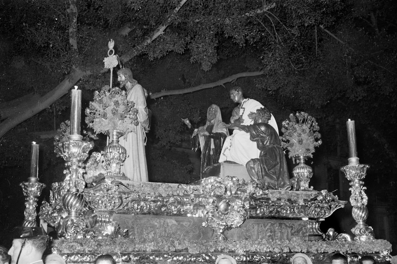 En 1959, Jesús de la Sentencia estrenó un original trono de carrete, del tallista e imaginero local Pedro Pérez Hidalgo, que es el que todavía procesiona. Inicialmente, estaba iluminado por cuatro hachones que luego fueron sustituidos por arbotantes.