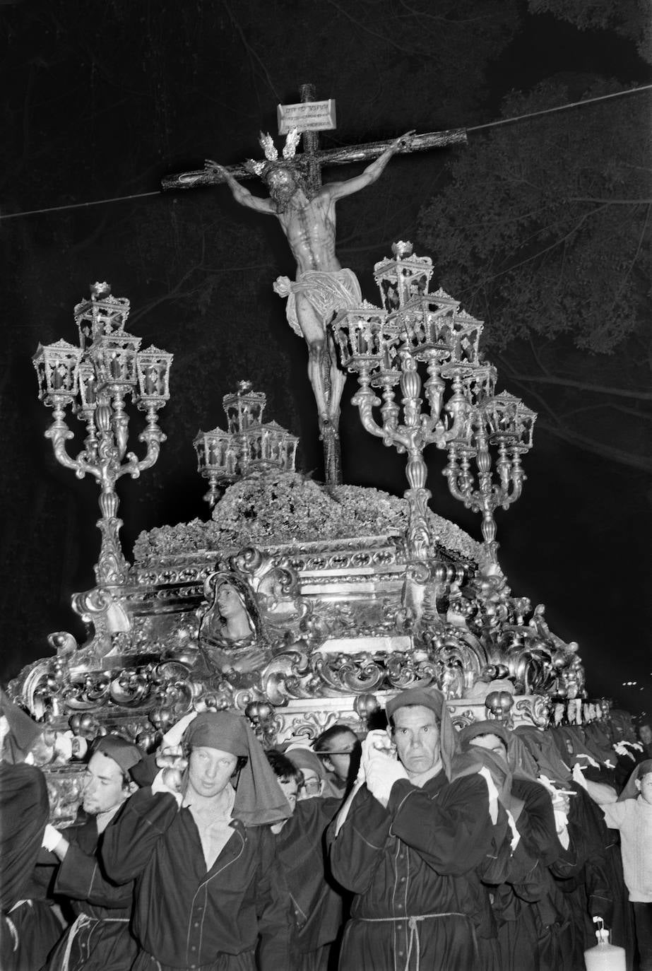 El actual Cristo de la Agonía, de Francisco Buiza, procesionó por primera vez en 1972. En el trono de Pérez Hidalgo ya no figuraban los arbotantes de madera, sino unos de orfebrería, de 1964.