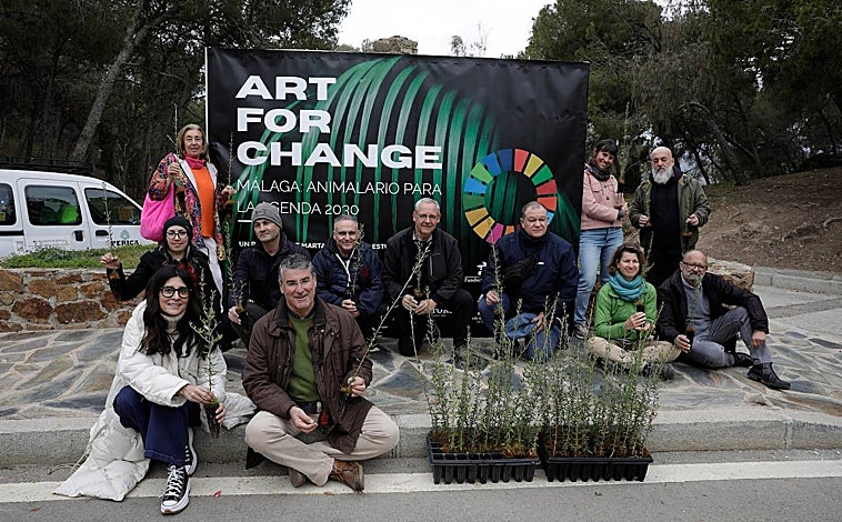 Imagen principal - Diferentes momentos de la acción de este lunes. 