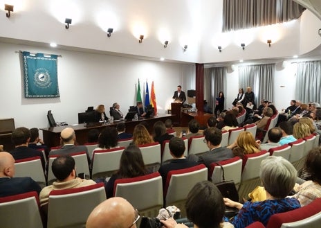 Imagen secundaria 1 - El rector, con los premiados de la promoción 2019/20. Andrés Bautista y María García tomaron la palabra en nombre de sus compañeros de promoción. 