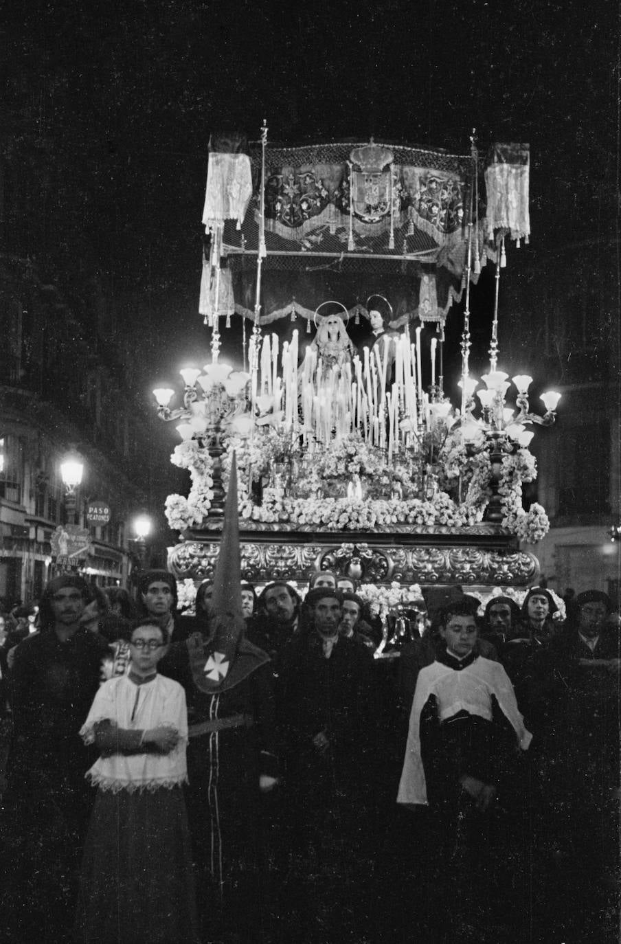 En el año 1944, el trono de la Virgen del Mayor Dolor incorporó la imagen de San Juan Evangelista, atribuida a Fernando Ortiz, que pudo ser salvada de las quemas del 31 y el 36 al igual que la de la Dolorosa. El palio también es el anterior a la guerra civil. Ese año, se estrenaron nuevas barras, una peana, las cabezas de los varales y cuatro arbotantes con 18 puntos de luz eléctrica cada uno. La cofradía salía entonces el Martes Santo.