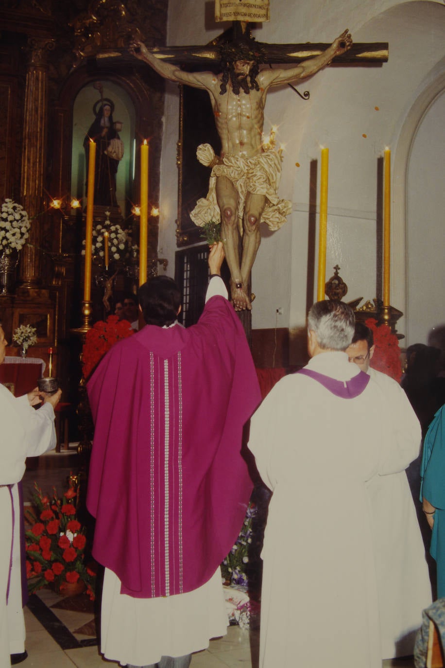 El Cristo de las Penas, de la Hermandad de los Salesianos, fue bendecido el 12 de marzo de 1989, en el altar mayor de la parroquia de la Divina Pastora. El sacerdote que roció con agua bendita la imagen fue el provincial, entonces, de la Congregación Salesiana, Antonio Rodríguez Tallón. Su papel fue clave para el establecimiento de la hermandad en la Pastora, gracias, eso sí, al beneplácito de su entonces párroco, Alfonso Rosales Trujillo.