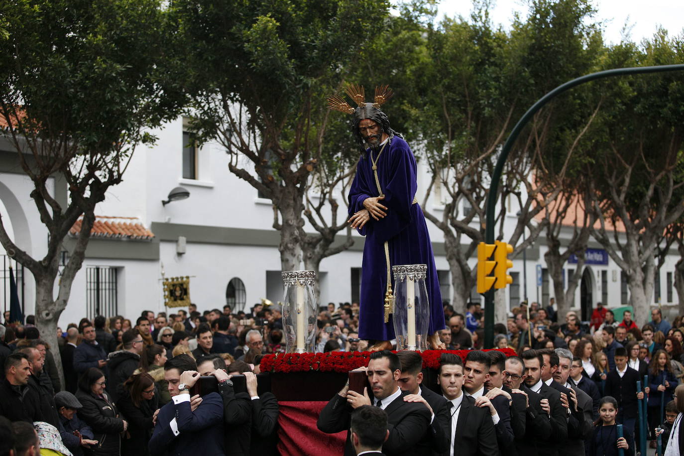 La imagen del Nazareno Redentor del Mundo es obra de José Antonio Navarro Arteaga, realizada en 2013. En la fotografía, se puede aprecia al titular cristológico de la Hermandad de Mediadora en su traslado previo a la Semana Santa en 2018.