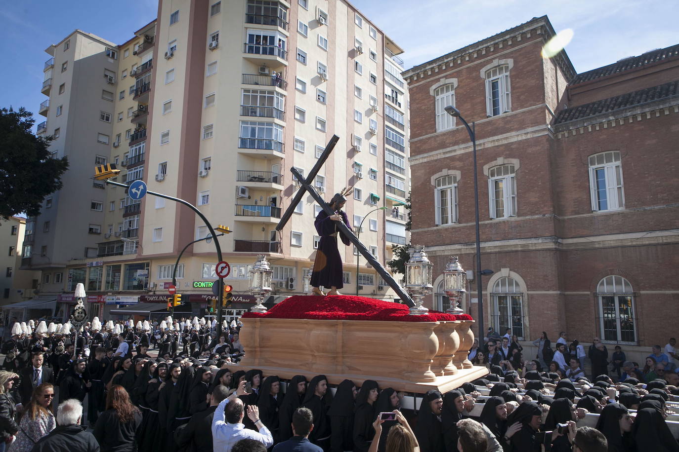 El Nazareno Redentor en su salida procesional del Miércoles Santo de 2018, camino del Centro Histórico. Un año antes, el Señor hizo su primera estación de penitencia en la Catedral.