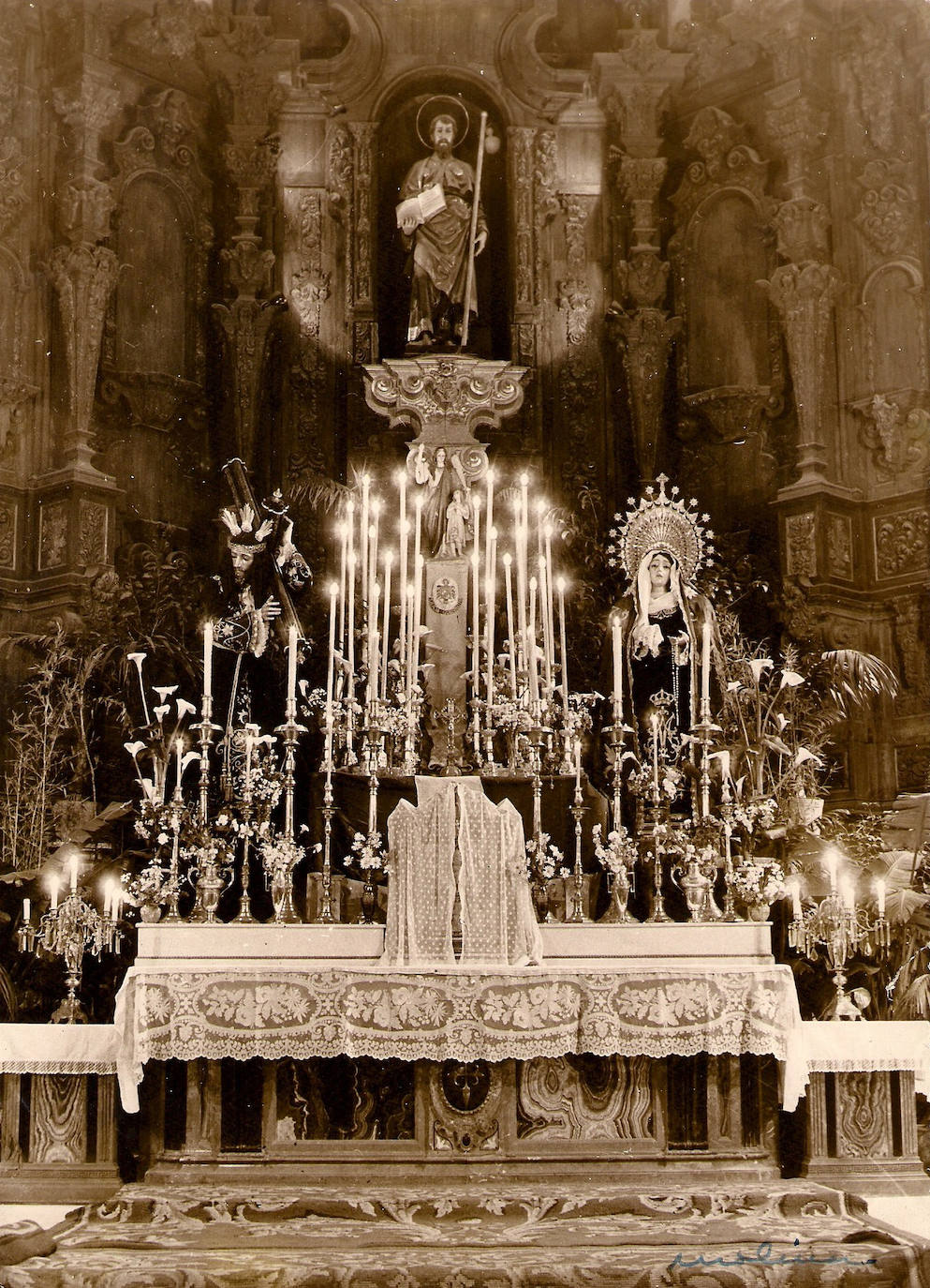 Altar de cultos instalado en el presbiterio de la iglesia de Santiago con las imágenes titulares de la cofradía y con una escultura de pequeño formato, en el centro, del Santo Ángel de la Guarda, patrón del Cuerpo Nacional de Policía, que es hermano mayor honorario de la Cofradía desde el año 1938.