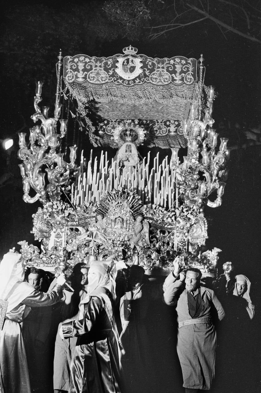 La Hermandad de la Paloma pudo procesionar el Miércoles Santo de 1958 después de dos años sin hacerlo a causa de las condiciones meteorológicas, que pospuso su salida para la jornada del Jueves Santo. El trono, incluidas las labores de bordado, figuró aquel año totalmente concluido.