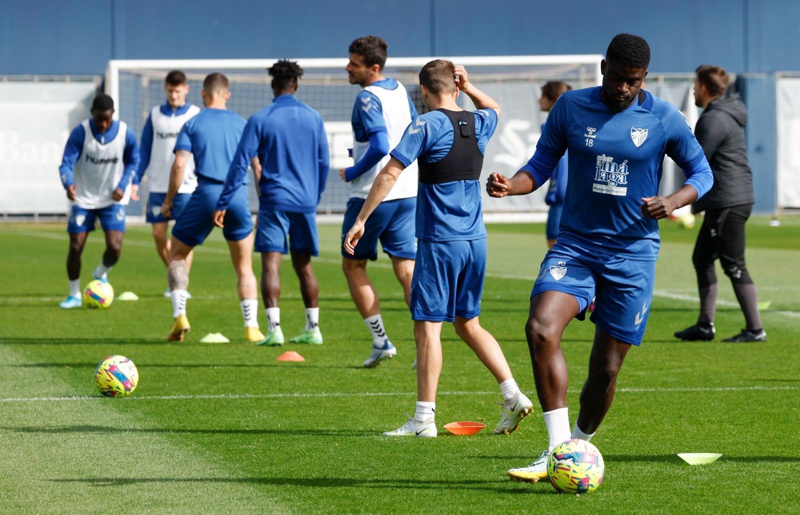 N'Diaye, en primer plano, junto a otros compañeros de equipo en el entrenamiento de ayer.