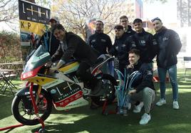 El equipo de UMA Racing Team junto al vicerrector de Innovación y Emprendimiento de la UMA.