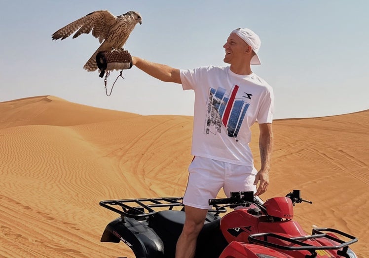 Alejandro Davidovich, en una excursión por dunas en Dubái, posa con un halcón.