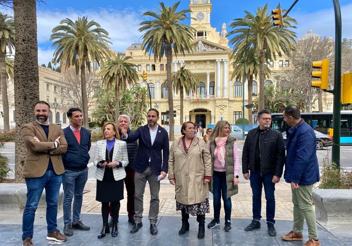 Pérez, durante su rueda de prensa, delante del Ayuntamiento.