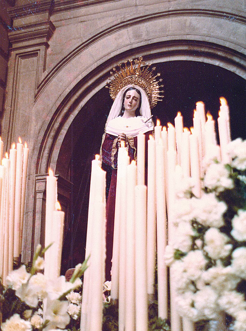 Vuelta al culto externo en 1978, la Virgen de los Dolores hacía su salida procesional por la puerta de la torre del templo de San Juan, ya que la principal se encontraba cegada desde 1931. Esto ocurrió hasta 1985, año en que comenzó a figurar bajo palio.