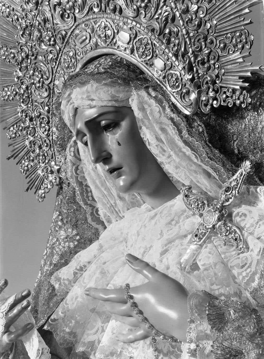 Santa María del Monte Calvario, antes de ser reformada por el imaginero sevillano Luis Álvarez Duarte en 1971. Era antigua imagen anónima de escuela granadina, adquirida en 1941 por el entonces párroco de la Victoria, Pablo González Domínguez. Las manos son ya las de Antonio Eslava Rubio, del año 1967.