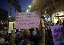 Una de las pancartas de ayer, mientras la marcha pasaba por avenida Manuel Agustín Heredia.