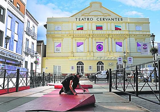 El Teatro Cervantes y sus alrededores se preparan ya para convertirse en el epicentro del cine español durante nueve días.