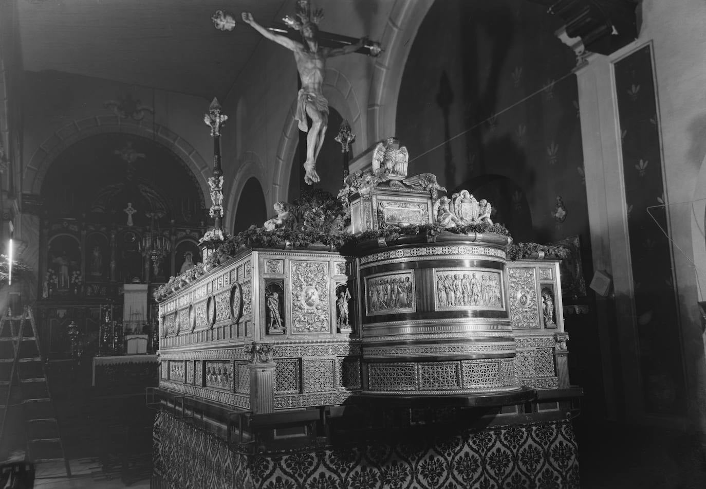 Entre 1939 y 1942, los talleres del padre Félix Granda ejecutaron el trono del Cristo de la Expiración que, antes de que se inaugurara la casa hermandad, en febrero de 1968, salía desde el interior del templo de San Pedro. Al fondo se observa el retablo con el que contaba esta iglesia en los años cincuenta del pasado siglo.