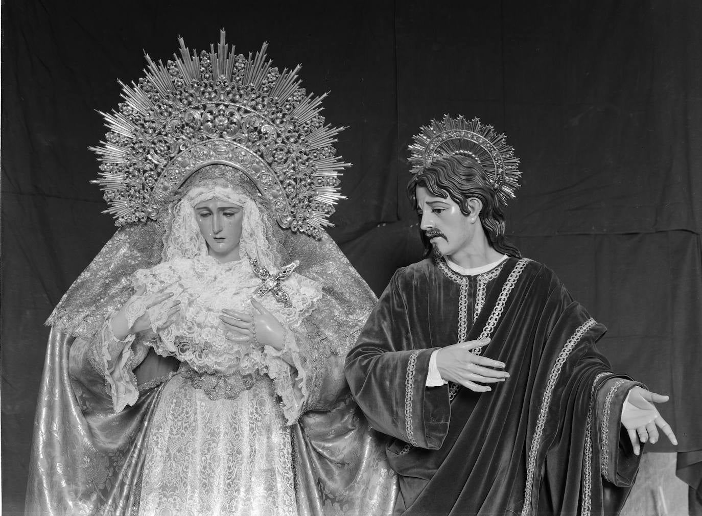 El objetivo de Arenas capta a las imágenes de Santa María del Monte Calvario, todavía sin restaurar por Luis Álvarez Duarte, acompañada por la imagen de San Juan Evangelista que realizó Antonio Eslava.