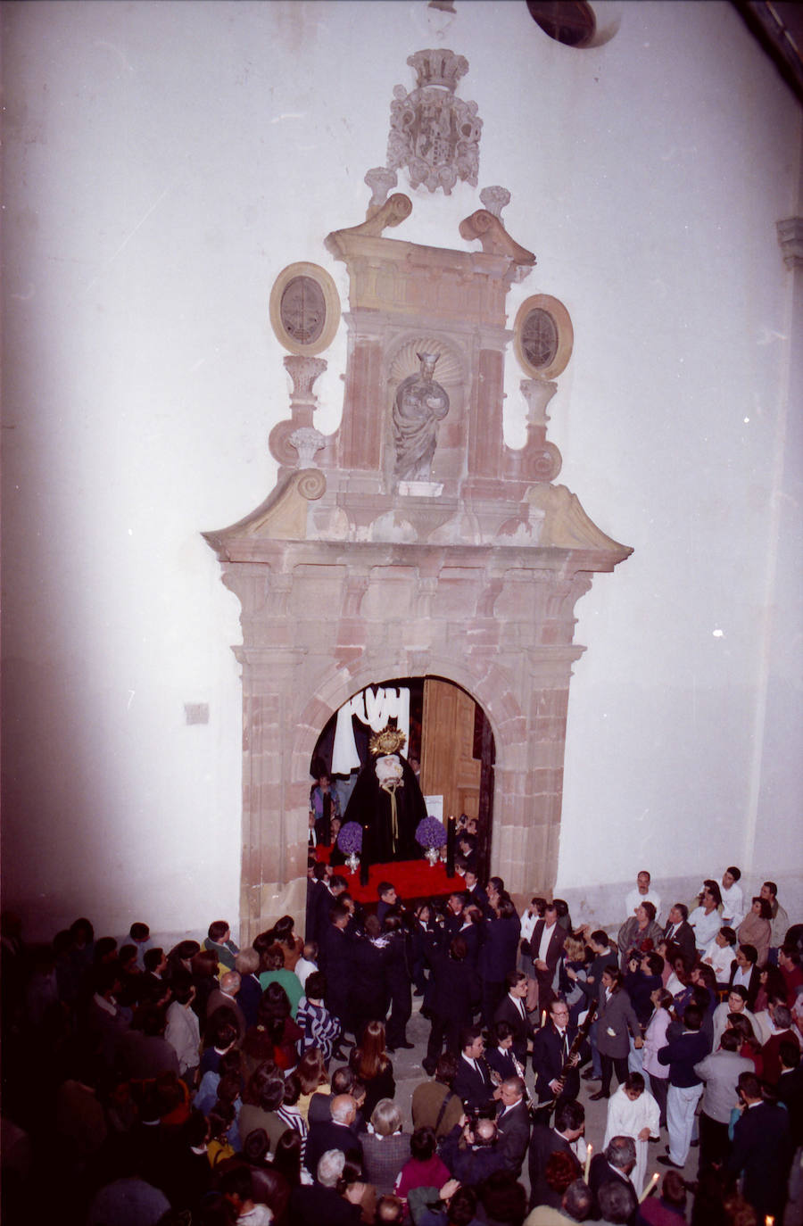 Viernes de Dolores 1993. Primera salida procesional. Momento de cruzar la puerta principal de San Felipe Neri.